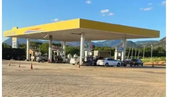 Pai esquece filhas de 6 e 10 anos em posto e retorna 40km para buscá-las 