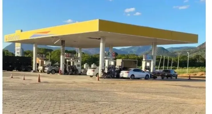 Pai esquece filhas de 6 e 10 anos em posto e retorna 40km para buscá-las 