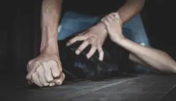 Pai estupra e engravida adolescente e a tira da escola para esconder crime