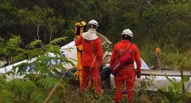 Pai, filho e piloto morrem após queda de avião no interior da Bahia
