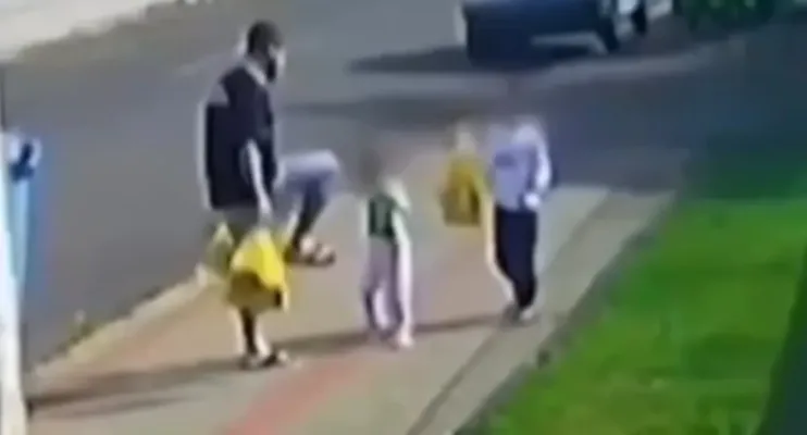 Pai que chutou filha de 3 anos no rosto é preso no Paraná