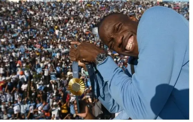 País africano decreta feriado e lota estádio para receber seu 1º campeão olímpico