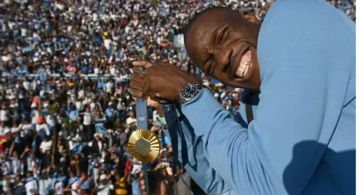 País africano decreta feriado e lota estádio para receber seu 1º campeão olímpico