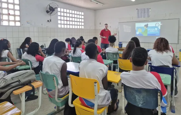 Palestra conscientiza estudantes de Camaçari sobre economia circular e a importância da reciclagem