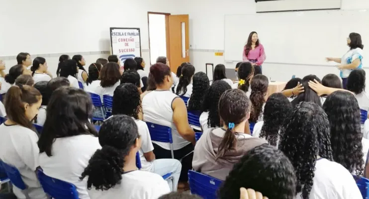 Palestra em escola de Pinheiros alerta para crescente violência contra a mulher