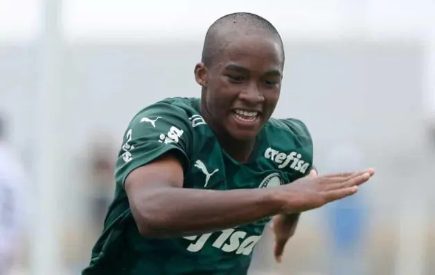 Palmeiras confirma contrato profissional com Endrick