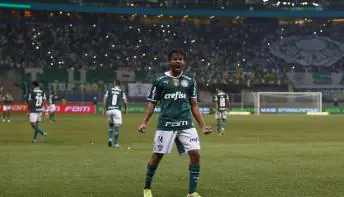Palmeiras faz 4 gols em 7 minutos, e dispara no Brasileirão