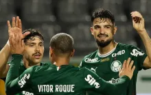 Palmeiras goleia o Vitória e dispara na liderança do Brasileirão