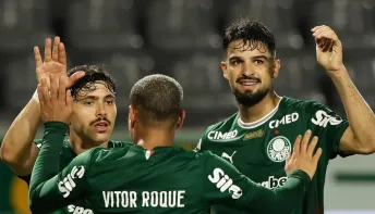 Palmeiras goleia o Vitória e dispara na liderança do Brasileirão