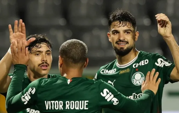 Palmeiras goleia o Vitória e dispara na liderança do Brasileirão