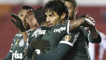 Palmeiras massacra Petrolero e garante vaga antecipada