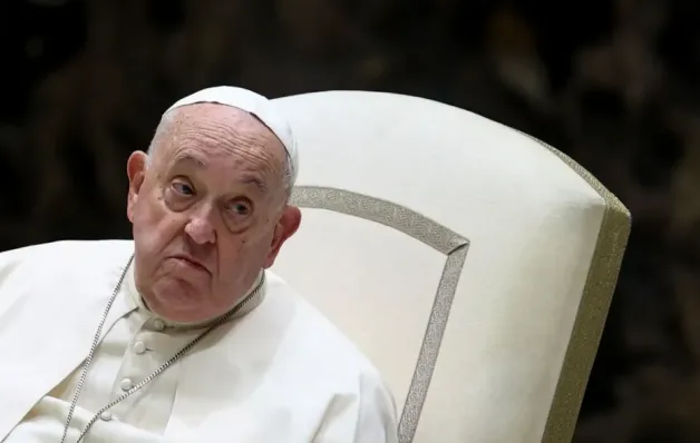 Papa Francisco enfrenta crise respiratória grave e recebe transfusão de sangue