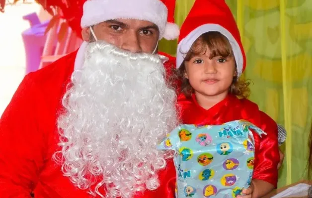 “Papai Noel dos Correios” 2025 começa em Linhares com mais de 267 cartas de alunos 