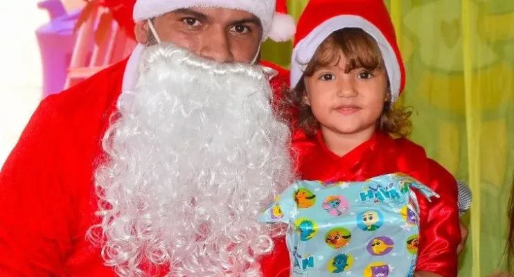 “Papai Noel dos Correios” 2025 começa em Linhares com mais de 267 cartas de alunos 