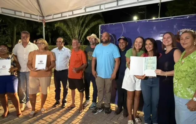 Prefeitura de Aracruz regulariza imóveis e entrega títulos a 52 famílias