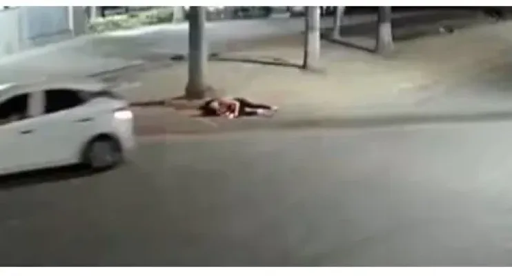 Passageira cai de carro, mas consegue fugir durante tentativa de assalto a tiros no ES