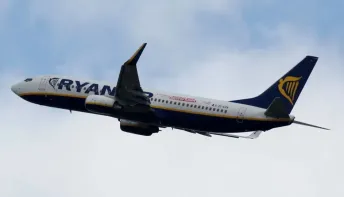 Passageiro é sugado para fora de janela em voo da Ryanair