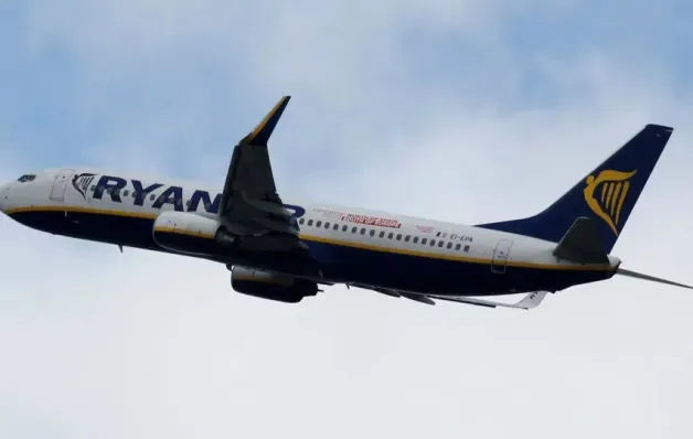 Passageiro é sugado para fora de janela em voo da Ryanair