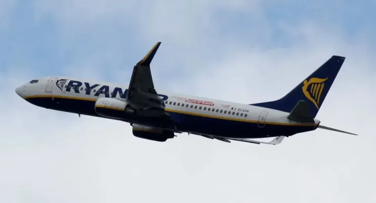 Passageiro é sugado para fora de janela em voo da Ryanair