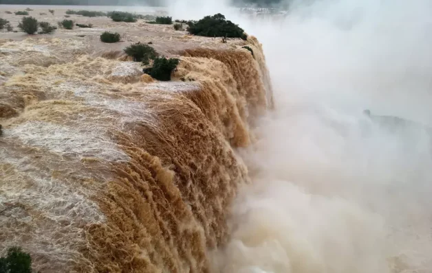 Passarela das Cataratas é interditada por causa do volume de água