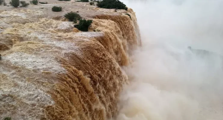 Passarela das Cataratas é interditada por causa do volume de água