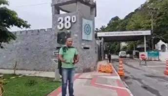Pastor bolsonarista alvo de mandado de prisão de Moraes segue solto em frente a quartel do ES neste domingo