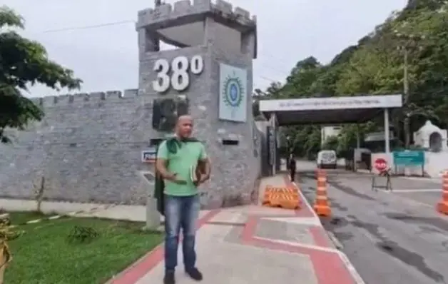 Pastor bolsonarista alvo de mandado de prisão de Moraes segue solto em frente a quartel do ES neste domingo