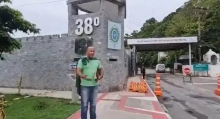 Pastor bolsonarista alvo de mandado de prisão de Moraes segue solto em frente a quartel do ES neste domingo