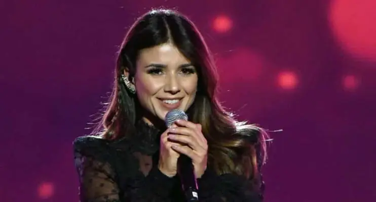 Paula Fernandes diz que depressão quase a fez pular da janela aos 18 anos