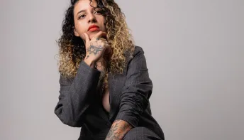 Paula Maddi renova a cena musical capixaba com lançamento de single e gravadora