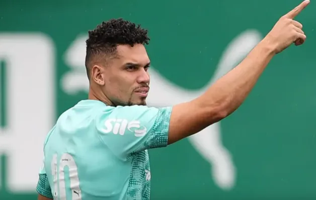 Paulinho pode voltar a ser relacionado pelo Palmeiras após nove meses