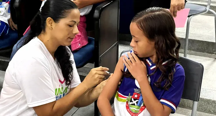 Paulo Afonso adere a projeto e vacina crianças e adolescentes em escolas