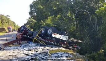 Pedestre morre ao ser atropelado por caminhão  com chapas de granito na BR-101