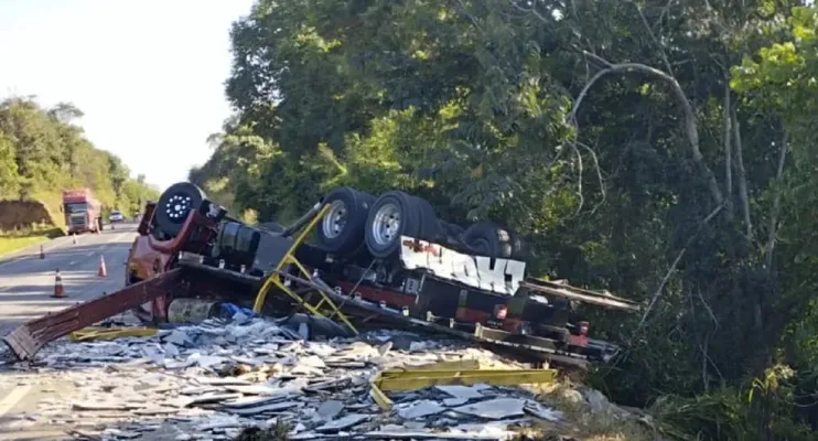 Pedestre morre ao ser atropelado por caminhão  com chapas de granito na BR-101
