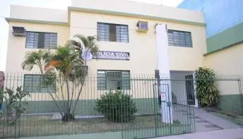 Homem esfaqueia esposa grávida, invade casas e igreja para fugir e acaba preso