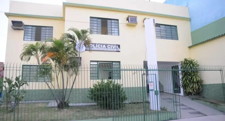 Homem esfaqueia esposa grávida, invade casas e igreja para fugir e acaba preso