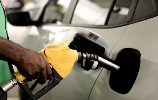 Petrobras anuncia aumento de 1,5% no preço da gasolina