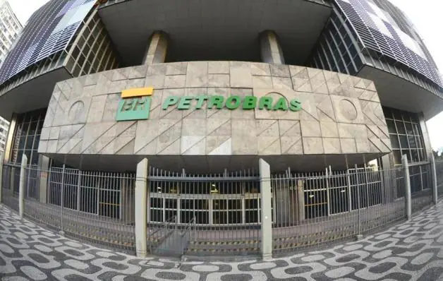 Petrobras anuncia redução de 4,92% da gasolina a partir de quarta-feira   