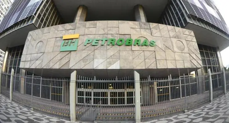 Petrobras anuncia redução de 4,92% da gasolina a partir de quarta-feira   