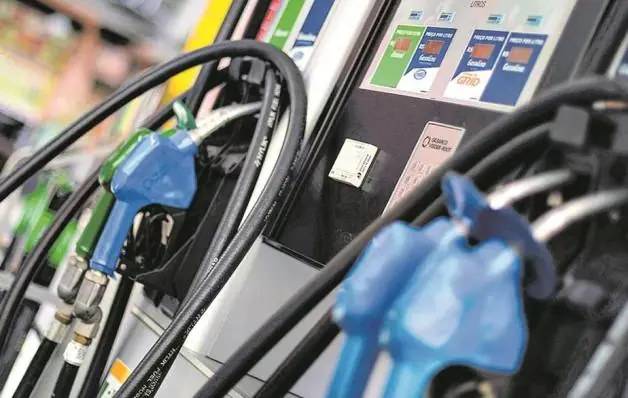 Petrobras reduz em R$ 0,15 o litro da gasolina para distribuidoras 