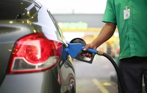Petrobras reduz preço da gasolina de novo. Combustível já caiu 19% desde julho