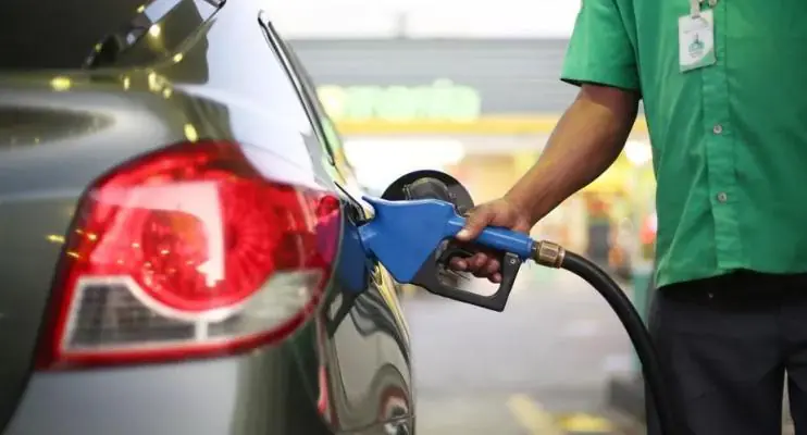 Petrobras reduz preço da gasolina de novo. Combustível já caiu 19% desde julho