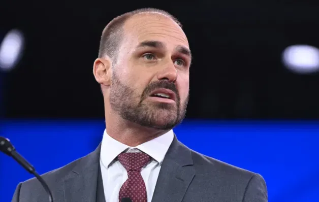 PF afasta Eduardo Bolsonaro de cargo por faltas não justificadas