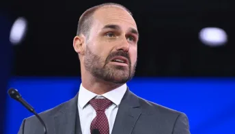 PF encerra processo e decide demitir Eduardo Bolsonaro por abandono de cargo