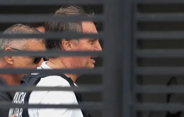 PF faz buscas na casa de Bolsonaro à procura de armas