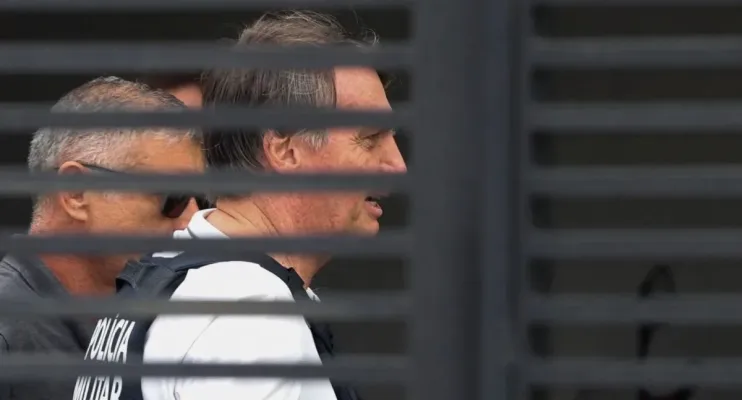 PF faz buscas na casa de Bolsonaro à procura de armas
