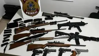 PF mostra arsenal apreendido em ação contra bolsonaristas