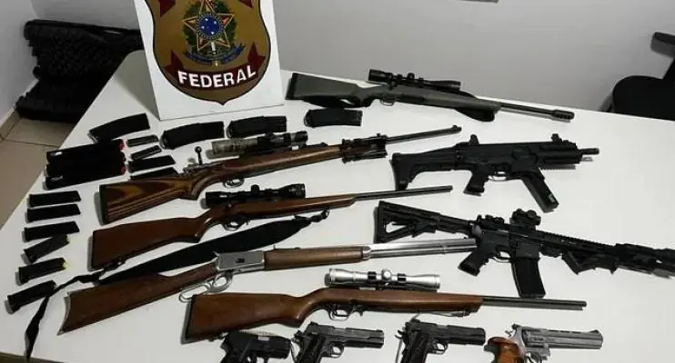 PF mostra arsenal apreendido em ação contra bolsonaristas