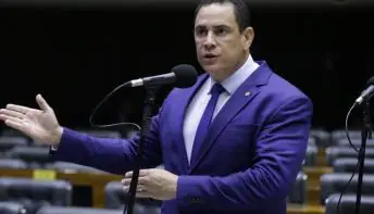 Deputado Da Vitória critica retomada de impostos sobre gasolina e etanol