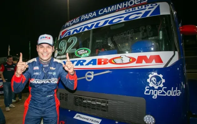 Piloto capixaba faz história com vitória inédita na Copa Truck